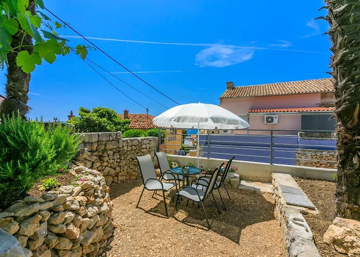 House Tinac Semesterbostad